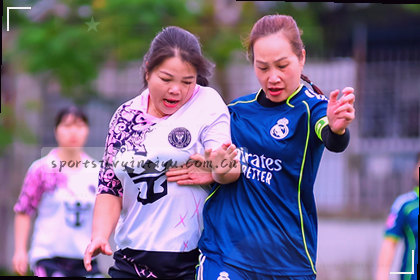 球员抬脚射门瞬间定格比分暂时领先